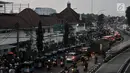 Kemacetan arus lalu lintas di depan Stasiun Jatinegara, Jakarta, Rabu (12/12). Kemacetan yang kerap kali terjadi, terutama pada jam sibuk akibat banyaknya angkutan umum, bajaj, hingga ojek yang memangkal di kawasan tersebut. (Merdeka.com/Iqbal S. Nugroho)