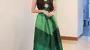 Di sini, Ayu Ting Ting tampil bak princess dengan sebuah gaun berwarna hijau. Gaun tanpa lengan dengan detail cut out di bagian depannya ini terlihat amat baik membalut tubuh Ayu, dipadukan dengan gaya rambut dan makeupnya yang sempurna. [Foto: Instagram/ayutingting92]