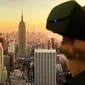 Pengunjung mengenakan kacamata Virtual Reality (VR) 3D untuk melihat karya seni berupa poster pemandangan New York dalam pameran bertajuk 'Tricked! - The Spectacular Illusion Exhibition' di Kastil Augustusburg, Jerman, 1 Oktober 2019. (AP/Jens Meyer)