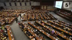 Suasana berlangsungnya Rapat Paripurna pembukaan Masa Sidangan II 2019-2020 di Kompleks Parlemen, Senayan, Jakarta, Senin (13/1/2020). Setidaknya 290 anggota DPR tak hadir dalam rapat paripurna dengan agenda pidato pembukaan Masa Sidang II tahun 2019-2020 tersebut. (Liputan6.com/Johan Tallo)