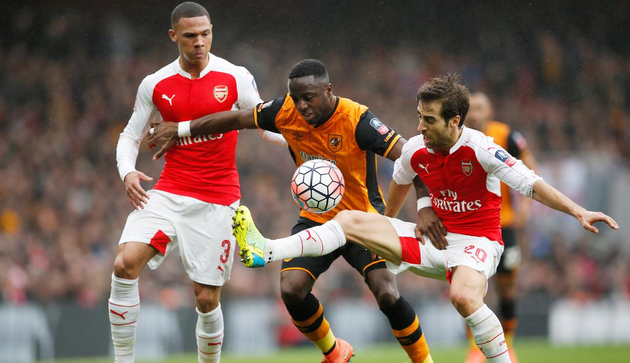 Pemain Arsenal, Mathieu Flamini dan Kieran Gibbs, berusaha menghentikan pergerakan pemain Hull City, Adama Diomande, dalam putaran kelima Piala FA Inggris di Stadion Emirates, London, Inggris, Sabtu (20/2/2016). (Action Images via Reuters/John Sibley)