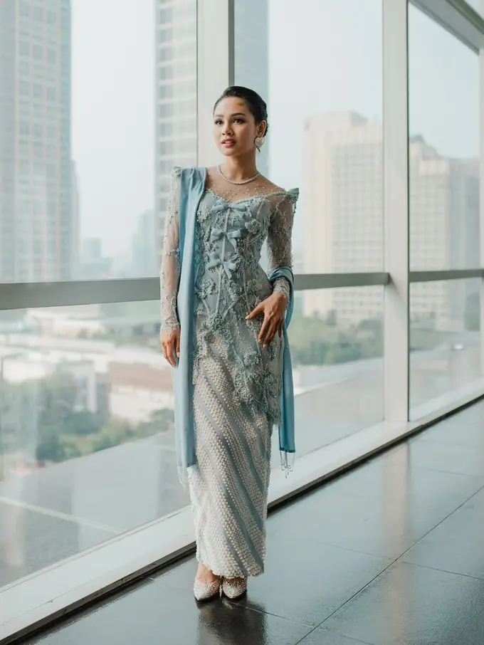Andien Aisyah Tampil Anggun dengan Sentuhan Coquette dalam Balutan Kebaya Berpita