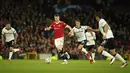 Gelandang Manchester United, Scott McTominay membawa bola saat bertanding melawan Atalanta pada pertandingan lanjutan Grup F Liga Champions di Old Trafford, Inggris, Kamis (21/10/2021). MU menang tipis atas Atalanta 3-2. (AP Photo/Dave Thompson)