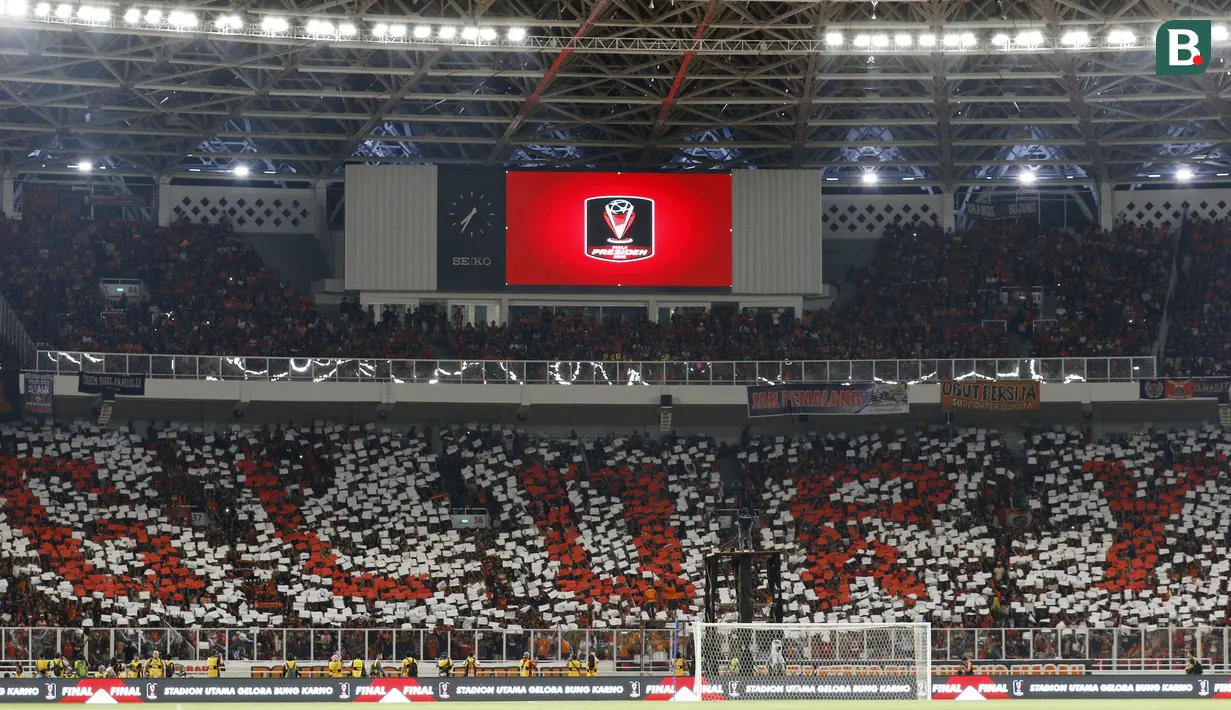 Jakmania membentuk koreografi tulisan "Glory" saat pertandingan Persija Jakarta melawan Bali United pada final Piala Presiden di SUGBK, Jakarta, Sabtu (17/2/2018). Persija menang 3-0 atas Bali United. (Bola.com/M Iqbal Ichsan)