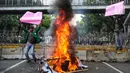 Sejumlah elemen mahasiswa menggelar demo dengan membakar ban bekas di kawasan Patung Kuda, Jakarta Pusat, Selasa (13/9/2022). Demo tersebut untuk menolak kebijakan pemerintah menaikkan harga bahan bakar minyak (BBM). (Liputan6.com/Johan Tallo)