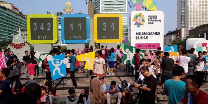 Begini Gaya Warga Ketika Foto di Layar Countdown Asian Games 2018