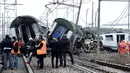 Tim penyelamat mengevakuasi korban keluar dari sebuah kereta di Stasiun Pioltello Limito, Milan, Italia, Kamis (25/1). Carabinieri mengatakan kereta komuter yang membawa ratusan penumpang tergelincir. (Flavio Loscalzo/ANSA via AP)