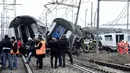 Tim penyelamat mengevakuasi korban keluar dari sebuah kereta di Stasiun Pioltello Limito, Milan, Italia, Kamis (25/1). Carabinieri mengatakan kereta komuter yang membawa ratusan penumpang tergelincir. (Flavio Loscalzo/ANSA via AP)