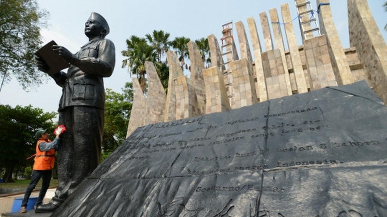 Sucikan Hari Kemerdekaan, patung Soekarno-Hatta dibersihkan