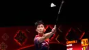 Pemain bulu tangkis Singapura Loh Kean Yew saat bertanding melawan pemail bulu tangkis Indonesia Jonatan Christie pada pertandingan tunggal putra Grup B BWF World Tour Finals 2022 di Bangkok, Thailand, Kamis (8/12/2022). Jonatan Christie mengalahkan Loh Kean Yew dengan rubber game, 16–21, 22–20, dan 21–10. (AP Photo/Sakchai Lalit)