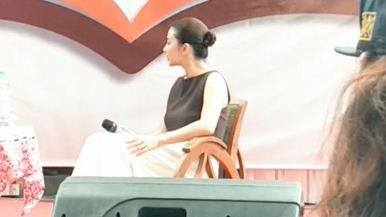 Disebut Cantik Luar Dalam, Momen Ariel Tatum Jadi Pembicara dan Minta Seminar Dijeda saat Mendengar Azan