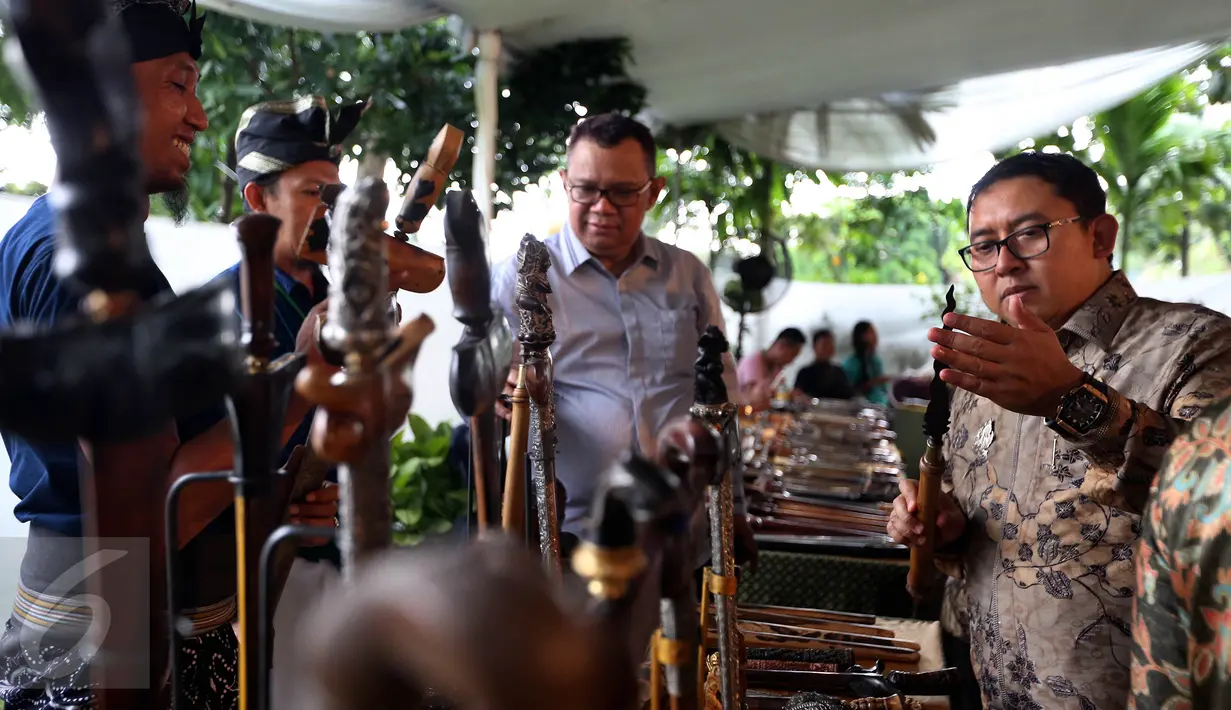 Ketua Umum Sekretariat Nasional Keris Indonesia Fadli Zon melihat pameran keris saat berlangsungnya Pameran Keris Nasional Mahakarya Keris Majapahit di Taman Mini Indonesia Indah (TMII), Jakarta, Kamis (4/5). (Liputan6.com/Johan Tallo)