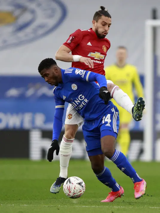 Penyerang Leicester City, Kelechi Iheanacho mengontrol bola dari kawalan bek Manchester United, Alex Telles pada pertandingan perempat final Piala FA di Stadion King Power, Inggris, Senin (22/3/2021). Anak asuh Brendan Rodgers ini akan berhadapan dengan Southampton di babak empat besar. (AP Photo/Ia