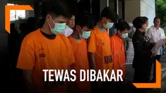 Seorang remaja tewas mengenaskan dengan tubuh penuh luka bakar. Ia dibakar sekelompok remaja hanya karena diawali saling ejek.