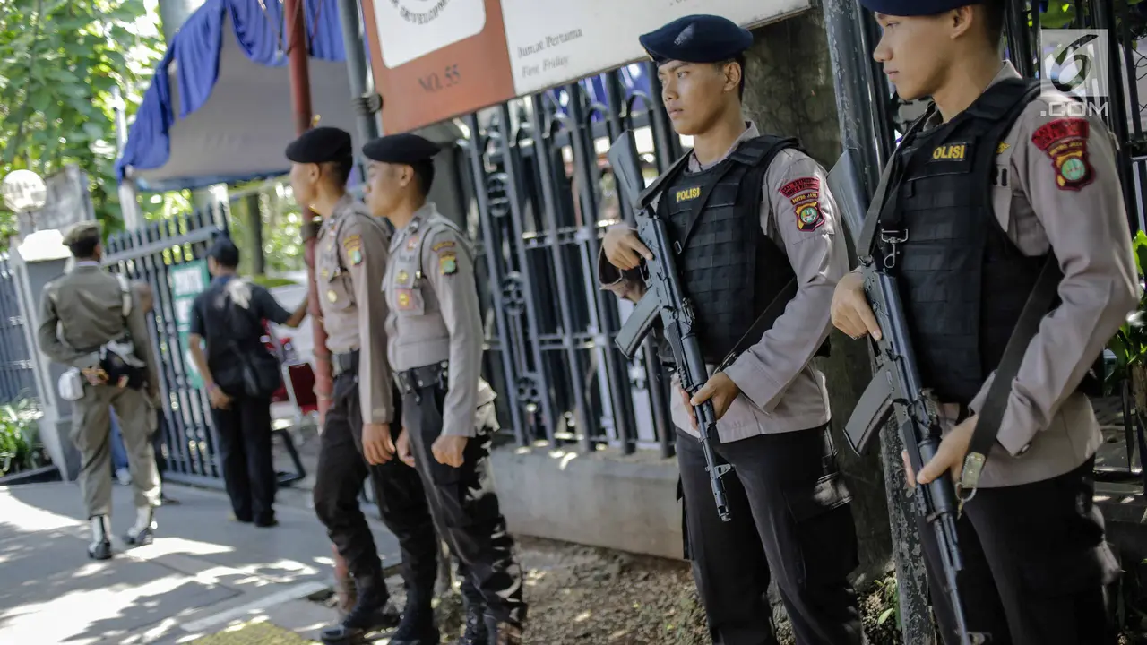 Polisi Bersenjata Lengkap Jaga Jumat Agung di Gereja Katedral Jakarta