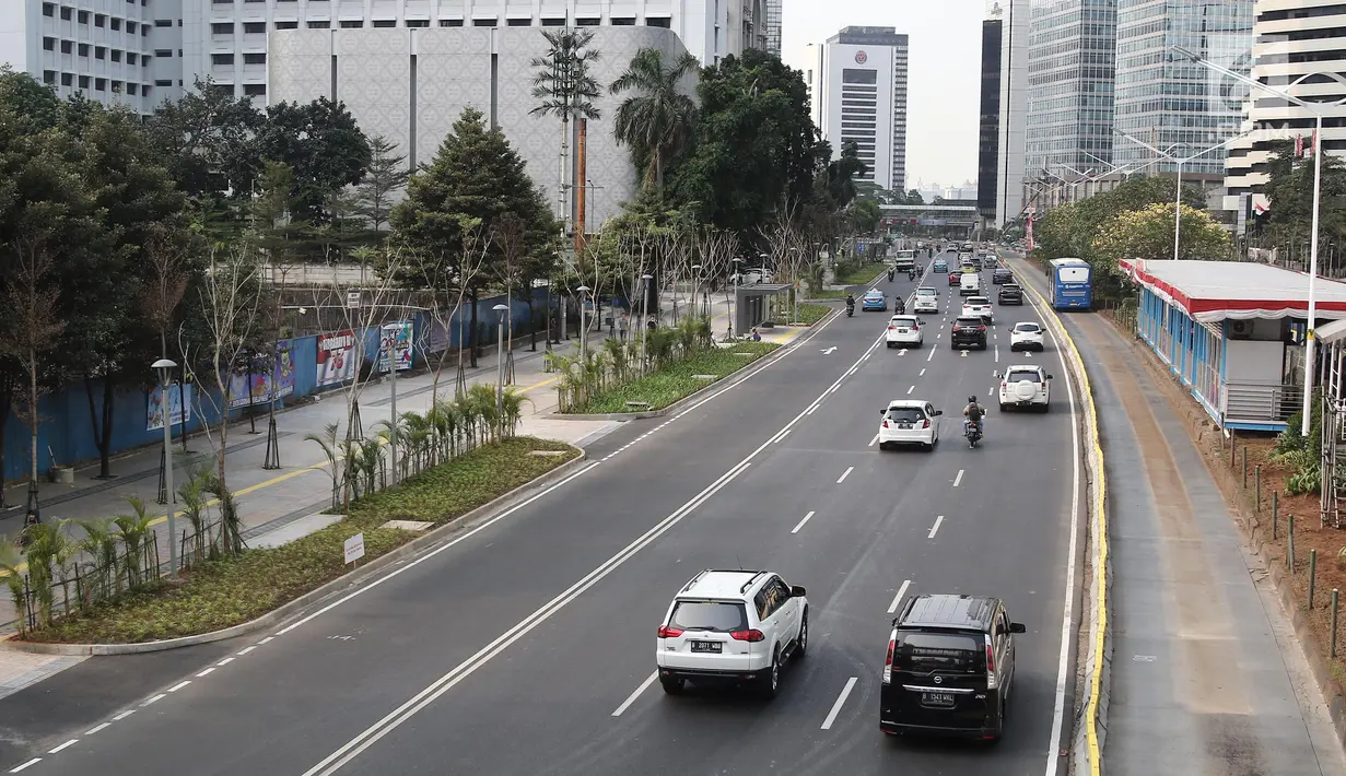 Kendaraan melintas di kawasan Sudirman, Jakarta, Sabtu (11/8). Menjelang Asian Games 2018, pedestrian di kawasan Sudirman sudah dapat dinikmati masyarakat. (Liputan6.com/Herman Zakharia)