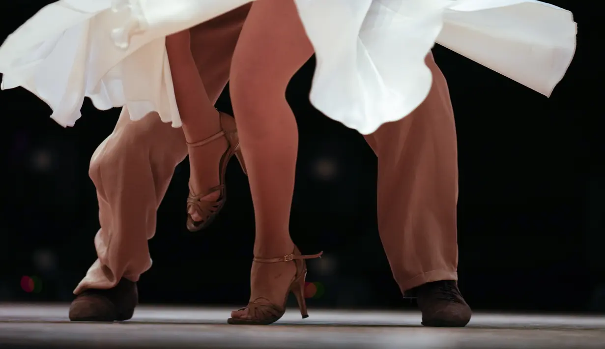 Gaston Gatti dan Hebe Hernandez menari saat bertanding di babak final kategori panggung Kejuaraan Dunia Tango di Buenos Aires, Argentina (25/9/2021). Kegiatan digelar dengan prokes serta pengurangan kapasitas. (AP Photo/Natacha Pisarenko)