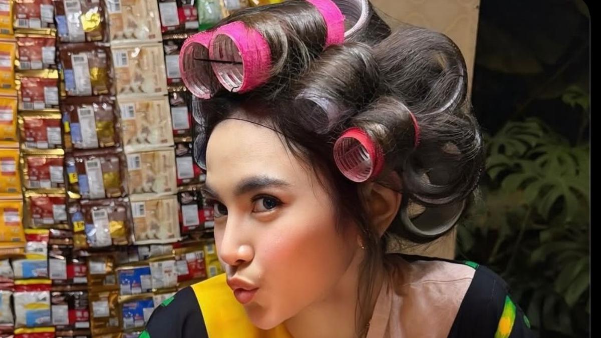 Rizky Febian Beri Kejutan ‘Warung Ceu Lini’, Mahalini Tampil Bak Penjaga Warung Kenakan Daster dan Roll Rambut saat Ulang Tahun ke-26