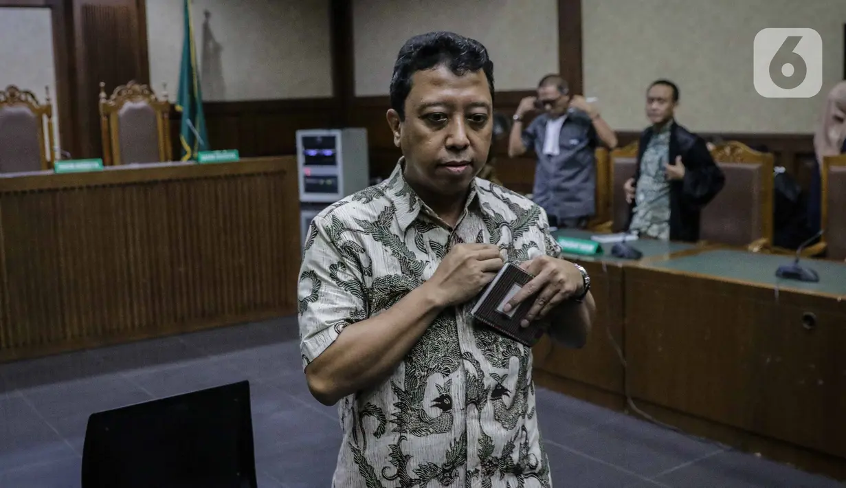 Terdakwa kasus suap jual beli jabatan di lingkungan Kemenag Romahurmuziy usai menjalani sidang vonis di Pengadilan Tipikor Jakarta, Senin (20/1/2020). Mantan Ketum PPP itu divonis pidana penjara selama dua tahun dan denda Rp100 juta subsider tiga bulan kurungan. (Liputan6.com/Faizal Fanani)