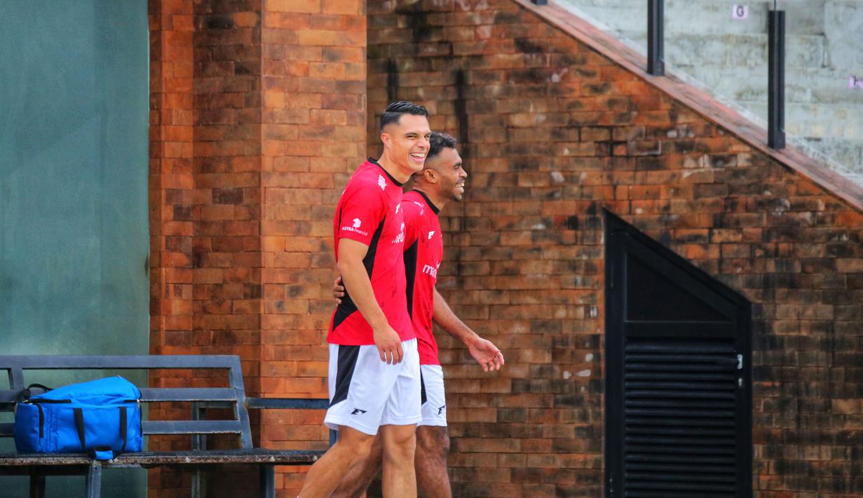 Pemain Timnas Indonesia, Joey Pelupessy bercanda dengan Yance Sayuri saat melakukan latihan menjelang laga Ronde 3 Kualifikasi Piala Dunia 2026 melawan China di Bali United Training Center, Bali, pada Selasa sore (23/05/2025). (Bola.com/Alit Binawan)