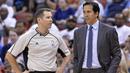 Pelatih Miami Heat, Erik Spoelstra berbincang dengan official game  saat timnya melawan Minnesota Timberwolves pada laga NBA preseason basketball game di Louisville, (15/10/2016). (AP/Timothy D. Easley)