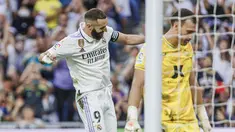 Pemain Real Madrid Karim Benzema (kiri) melakukan selebrasi usai mencetak gol ke gawang Almeria pada pertandingan sepak bola La Liga Spanyol di Stadion Santiago Bernabeu, Madrid, Spanyol, Sabtu (29/4/2023). (AP Photo/Pablo Garcia)