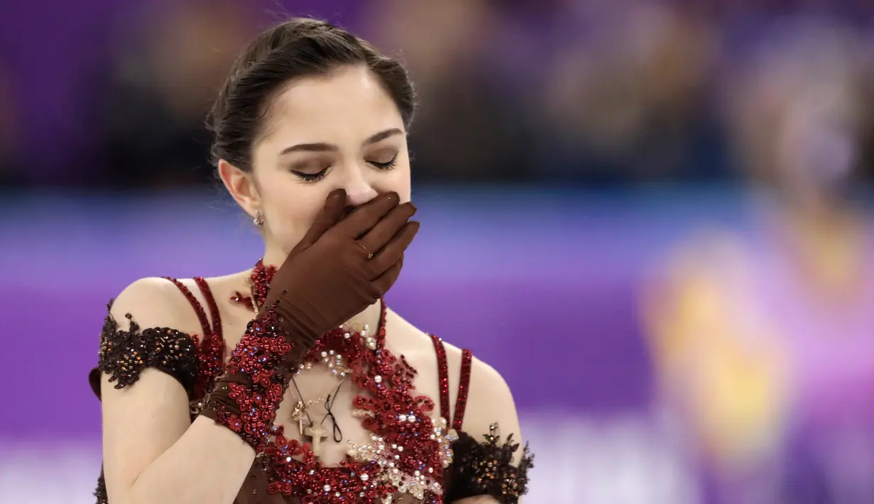 Ekspresi atlet skating asal Rusia, Evgenia Medvedeva saat skornya dikalahkan oleh rekan senegaranya Alina Zagitova di Olimpiade Musim Dingin Pyeongchang 2018 di Ice Arena, Gangneung, Korea Selatan, Jumat (23/2). (AP Foto/Bernat Armangue)