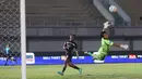 Kiper Persita Tangerang, Kartika Ajie, berusaha menghalau tendangan pemain Dewa United, Ady Setiawan, pada laga BRI Liga 1 di Stadion Indomilk Arena, Tangerang, Kamis (27/3/2024). (Bola.com/M Iqbal Ichsan)