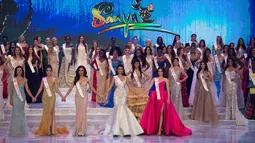 Miss Inggris, Miss Prancis, Miss India, Miss Kenya dan Miss Meksiko masuk babak 5 besar dalam malam final ajang kontes Miss World ke-67 di Tiongkok, Sabtu (18/11). Miss India, Manushi Chhillar dimahkotai sebagai Miss World 2017. (NICOLAS ASFOURI/AFP)
