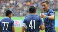 Gelandang Arema FC, Rodrigo Ost, memberi selamat kepada kapten baru, Dendi Santoso sebelum laga uji coba melawan PSIS di Stadion Gajayana, Malang, Kamis (4/1/2018). Arema FC menang 5-3 atas PSIS. (Bola.com/Iwan Setiawan)