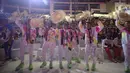 Kontingen NTT berjoget saat melihat pertunjukan Upacara Penutupan Pekan Paralimpiade Nasional XVII di Stadion Manahan, Solo, Jawa Tengah, Minggu (13/10/2024). (PB PEPARNAS XVII/Agoes Rudianto)