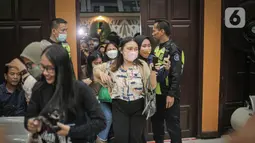 Sejumlah wanita pendukung Richard Eliezer berebut masuk ruang sidang Pengadilan Negeri Jakarta Selatan, Rabu (25/1/2023). Sebelumnya, jaksa menuntut Richard Eliezer atau Bharada E dengan hukuman 12 tahun penjara. (Liputan6.com/Faizal Fanani)