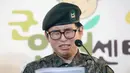 Tentara Korea Selatan Byun Hee-soo menangis saat konferensi pers di Pusat Hak Asasi Manusia Militer di Seoul, Korea Selatan, Rabu (22/1/2020). Sersan staf Angkatan Darat Korea Selatan tersebut memohon tetap menjadi tentara setelah militer memutuskan memberhentikannya. (YONHAP/AFP)