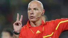 Gaya wasit Inggris Howard Webb saat memimpin partai perdelapan final PD 2010 antara Brasil vs Cile di Ellis Park Stadium, Johannesburg, 28 Juni 2010. Brasil unggul 3-0. AFP PHOTO / FRANCK FIFE 