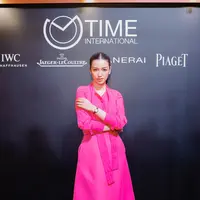 Velove Vexia tampak hadir meramaikan acara pembukaan 4 butik jam tangan dari Time International. Dengan menggunakan busana berwana fuchia dan jam tangan dari Time International, Velove tampak antusias menyambut dibukanya kembali butik  IWC Schaffhausen, Jaeger-LeCoultre, Panerai, dan Piaget.  [ Foto: dok Time International ]
