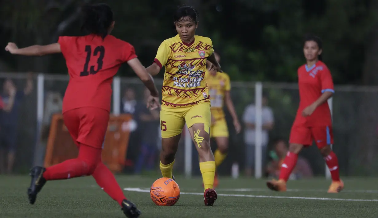 Striker Sumatra Selatan, Febriana Kusumaningrum, menggiring bola saat melawan Bangka Belitung pada laga final Piala Pertiwi di NYTC Sawangan, Depok, Jumat (3/5). Sumsel menang 2-1 atas Babel. (Bola.com/Vitalis Yogi Trisna)