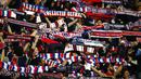 Suporter PSG membentangkan syal saat mendukung timnya melawan Barcelona pada babak 16 besar Liga Champions  di Parc des Princes stadium, Paris, (14/2/2017). PSG menang 4-0. (AP/Francois Mori)