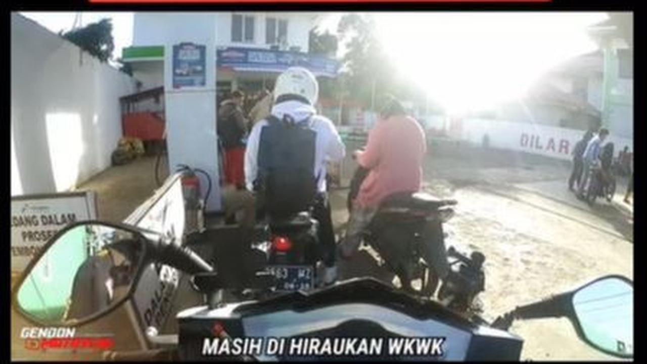 Seakan tak terima dengan aksi itu, ia awalnya menyindir si ibu.