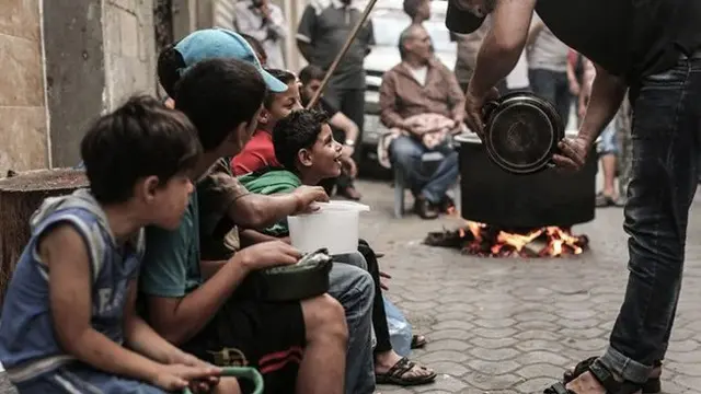 Sederet anak kecil mengantri