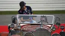 Pembalap Formula Satu dari tim Red Bull, Sebastian Vettel, saat berparade mengelilingi Sirkuit Hockenheim menggunakan mobil antik, (20/7/2014). (REUTERS/Michael Dalder) 