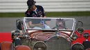 Pembalap Formula Satu dari tim Red Bull, Sebastian Vettel, saat berparade mengelilingi Sirkuit Hockenheim menggunakan mobil antik, (20/7/2014). (REUTERS/Michael Dalder) 