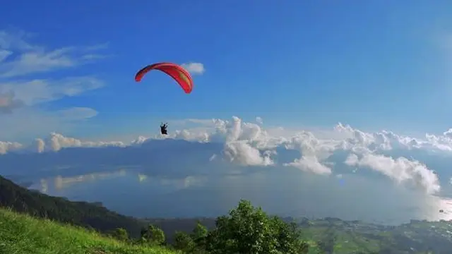 Puncak Lawang merupakan salah satu spot olahraga paralayang di Sumbar.