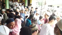 Warga Majalengka yang tergabung dalam Jamaah Ukhuwah Islamiyah memilih merayakan lebaran lebih awal dari ketentuan pemerintah. Foto (Liputan6.com / Panji Prayitno)