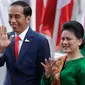  Presiden RI, Joko Widodo didamping Ibu Negara Iriana Widodo menyapa awak media saat tiba menghadiri KTT G20 di aula Elbphilharmonie di Hamburg, Jerman, (7/7). Sejumlah pemimpin negara berkumpul dalam KTT G20 pada 7-8 Juli 2017. (AP Photo/Michael Sohn)