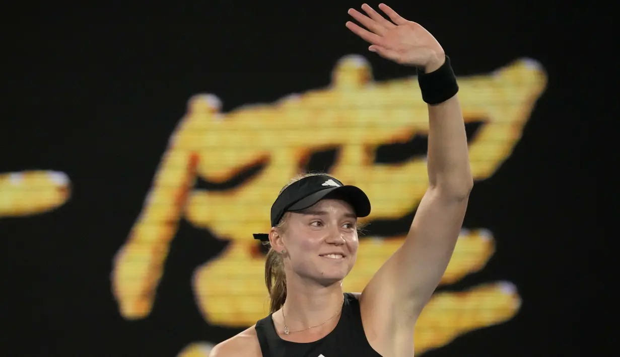 Petenis asal Kazakhstan, Elena Rybakina melemparkan senyuman kepada penonton setelah berhasil mengalahkan Jelena Ostapenko 6-2 6-4 dalam pertandingan perempat final Australia Open 2023, Selasa (24/1/2023). (AP Photo/Aaron Favila)