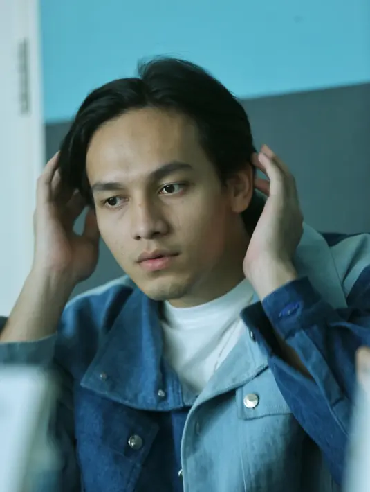 Ingin memerankan wartawan karena Jefri Nichol ingin melatih kemampuan berkomunikasinya yang dirasa masih kurang. (Adrian Putra/Fimela.com)