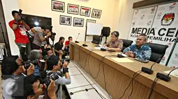 Komisioner KPU Hadar Nafis Gumay (kiri) dan Arief Budiman menggelar keterangan pers di Jakarta, Selasa (13/10). KPU mengumumkan total jumlah Daftar Pemilih Tetap (DPT) sementara dalam penyelenggaraan Pemilukada 2015. (Liputan6.com/Immanuel Antonius)