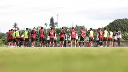Pemain Persija Jakarta pada saat sesi latihan Persija Jakarta yang bertempat di Persija Training Ground, Bojongsari, Rabu (5/11/2025).