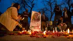 Warga menyalakan lilin untuk Zainab Ansari, gadis 8 tahun yang diculik, diperkosa dan dibunuh di Islamabad, Pakistan (11/1). Anees Ansari, ayah Zainab mengatakan polisi lamban mencari putrinya yang hilang di provinsi Punjab timur. (AP Photo/B.K. Bangash)