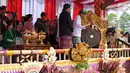 Presiden Jokowi memukul gong saat pembukaan Pesta Kesenian Bali (PKB) ke-40 di Bali (23/6). Setelah  memukul gong Jokowi menyaksikan Tari Siswa Nataraja diiringi Gamelan Ketug Bumi. (Liputan6.com/Pool/Biro Pers Setpres)